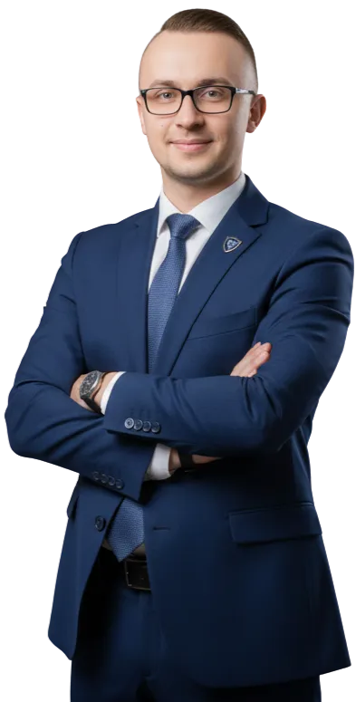 Zadowoleni klienci omawiający ubezpieczenie z agentem